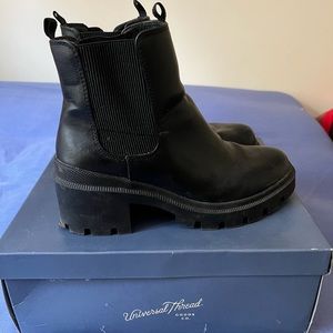 Universal thread black leather boots